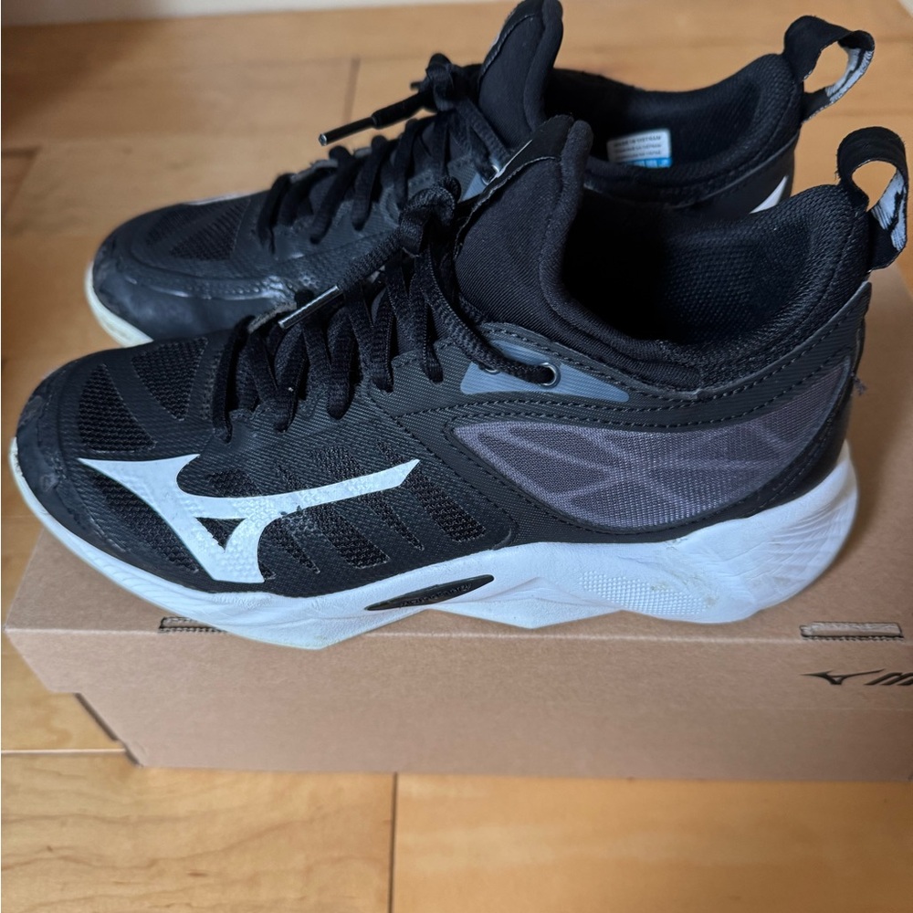 Mizuno Women’s volleyball shoes (Wave Dimension- Size 7)